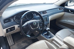 musta Skoda Superb 2009 kuva 3.
