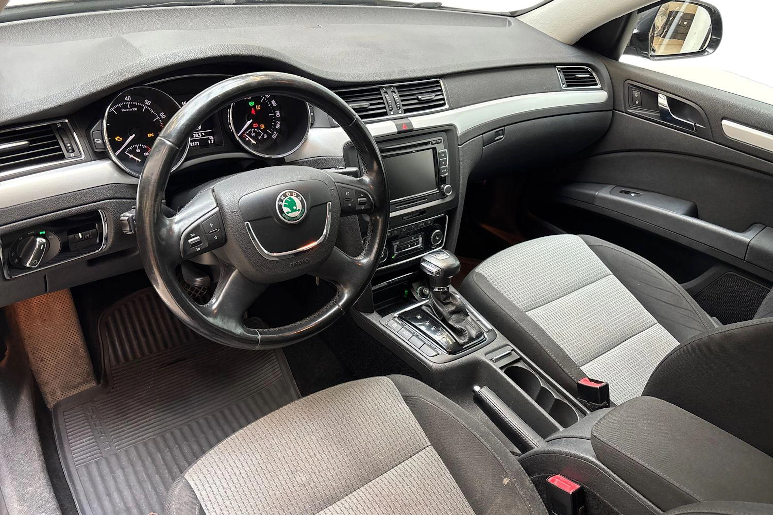 Musta Skoda Superb 2009 kuva 6.
