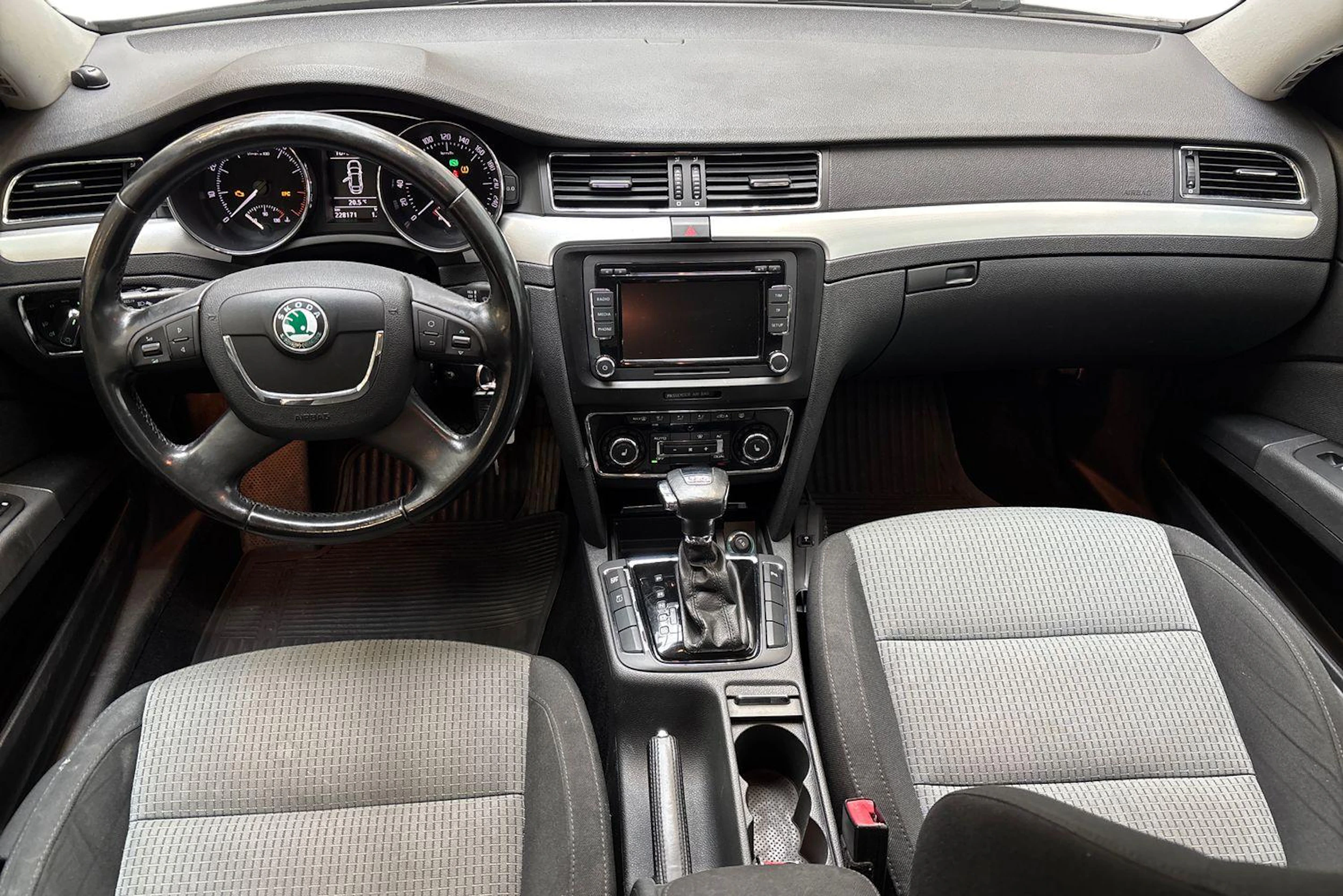 Musta Skoda Superb 2009 kuva 7.