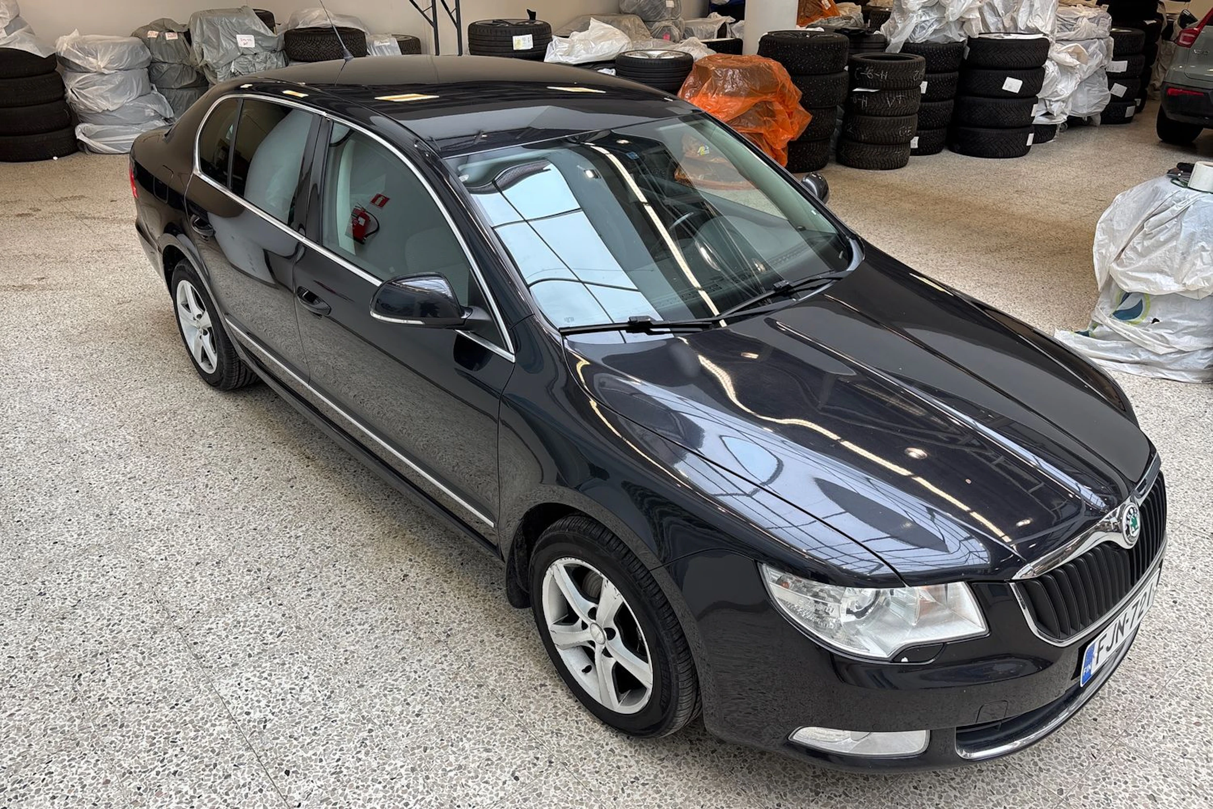 Musta Skoda Superb 2009 kuva 15.