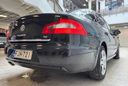 Musta Skoda Superb 2009 kuva 16.