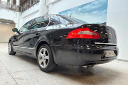 Musta Skoda Superb 2009 kuva 18.