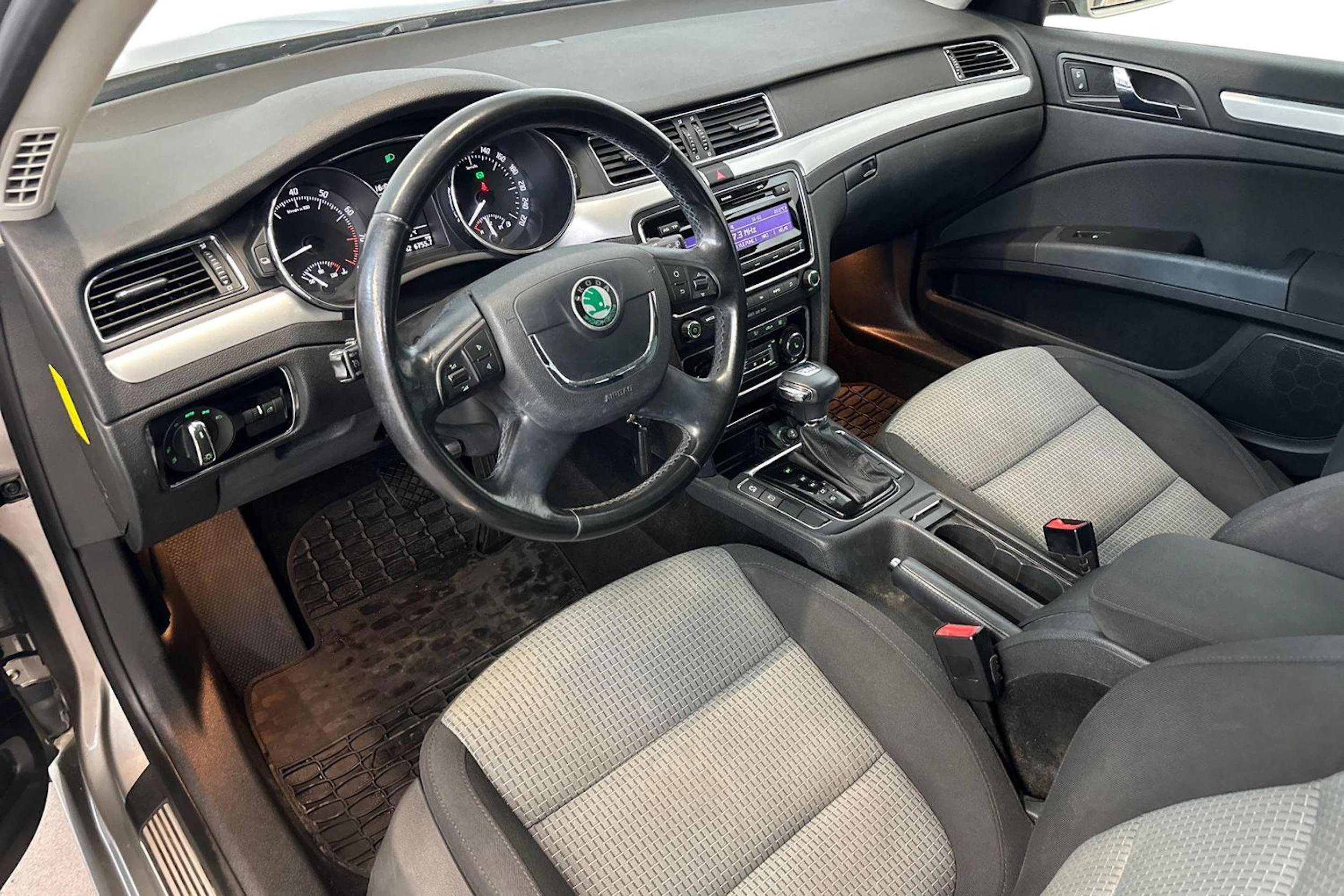 ruskea (beige) Skoda Superb 2011 kuva 8.