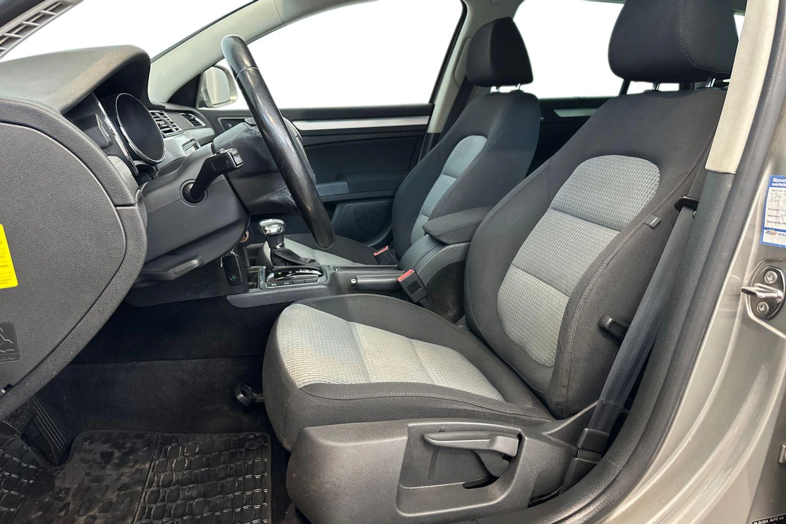 ruskea (beige) Skoda Superb 2011 kuva 12.