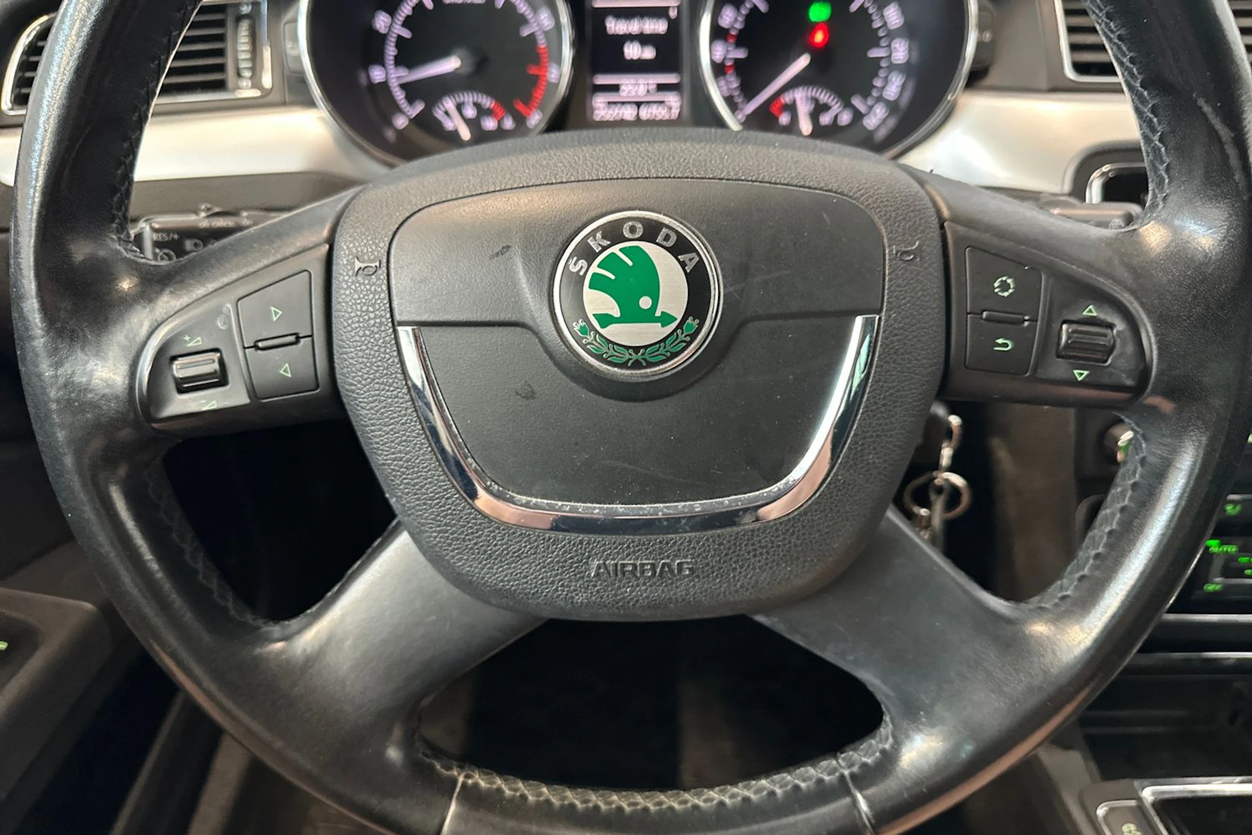 ruskea (beige) Skoda Superb 2011 kuva 17.