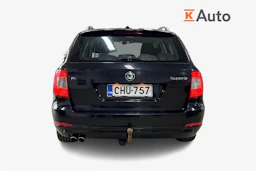 Musta Skoda Superb 2011 kuva 3.