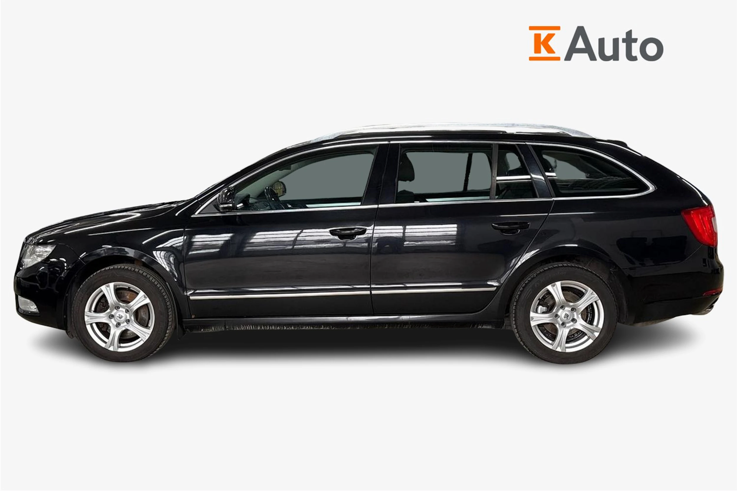 Musta Skoda Superb 2011 kuva 5.