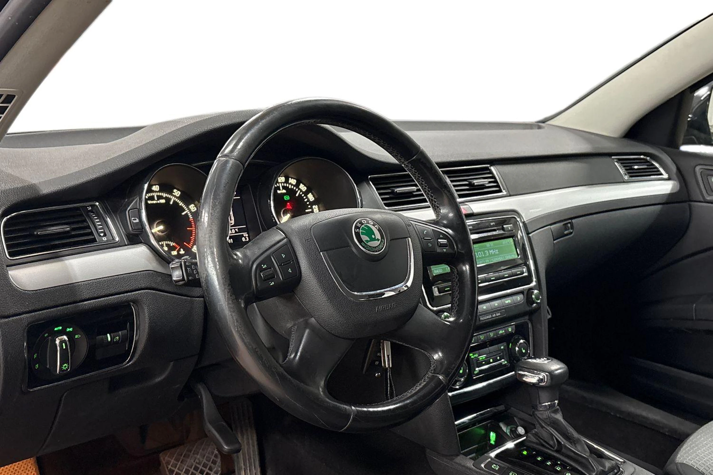 Musta Skoda Superb 2011 kuva 6.