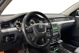 Musta Skoda Superb 2011 kuva 6.