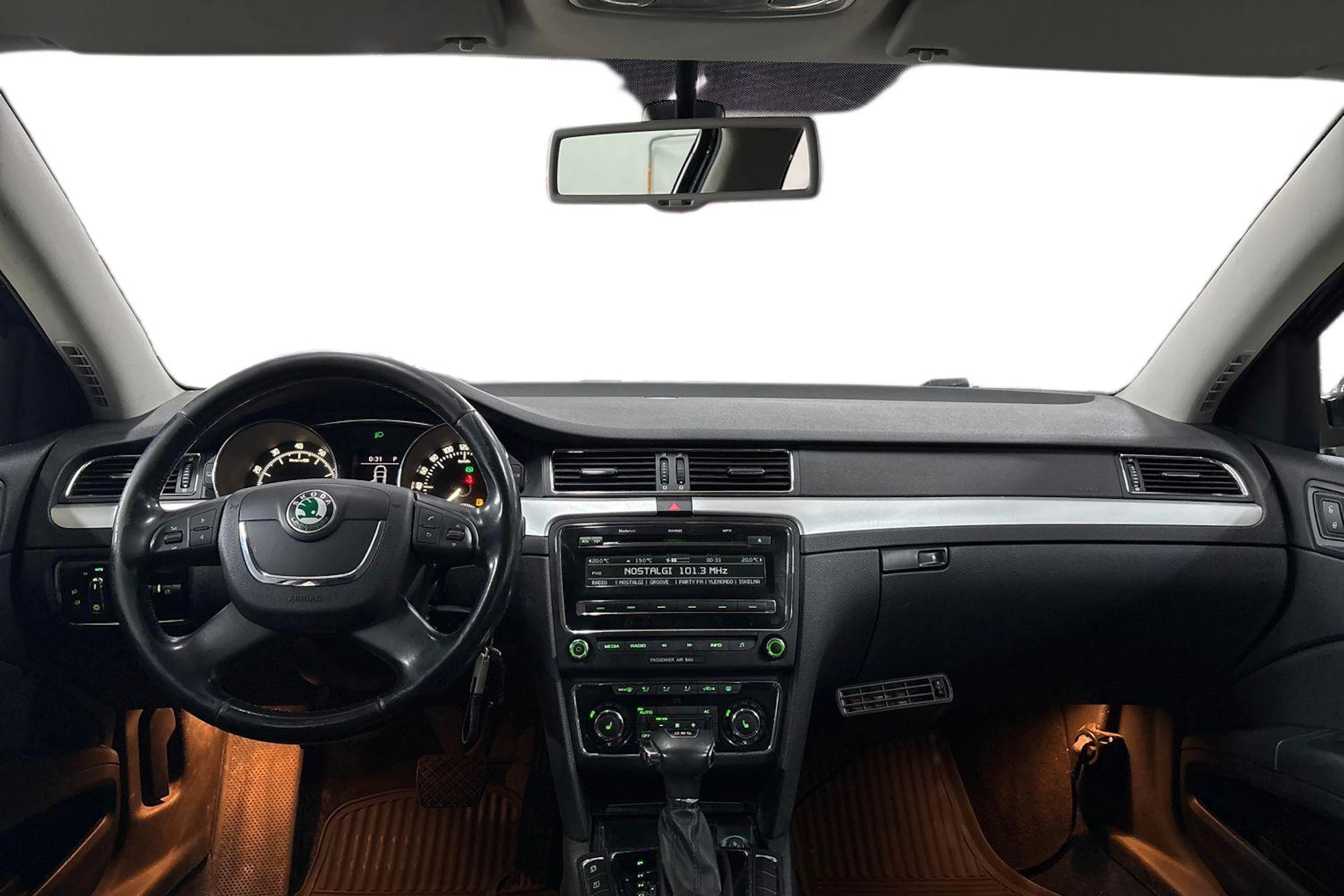 Musta Skoda Superb 2011 kuva 7.