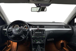 Musta Skoda Superb 2011 kuva 7.