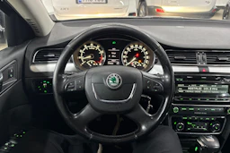 Musta Skoda Superb 2011 kuva 11.