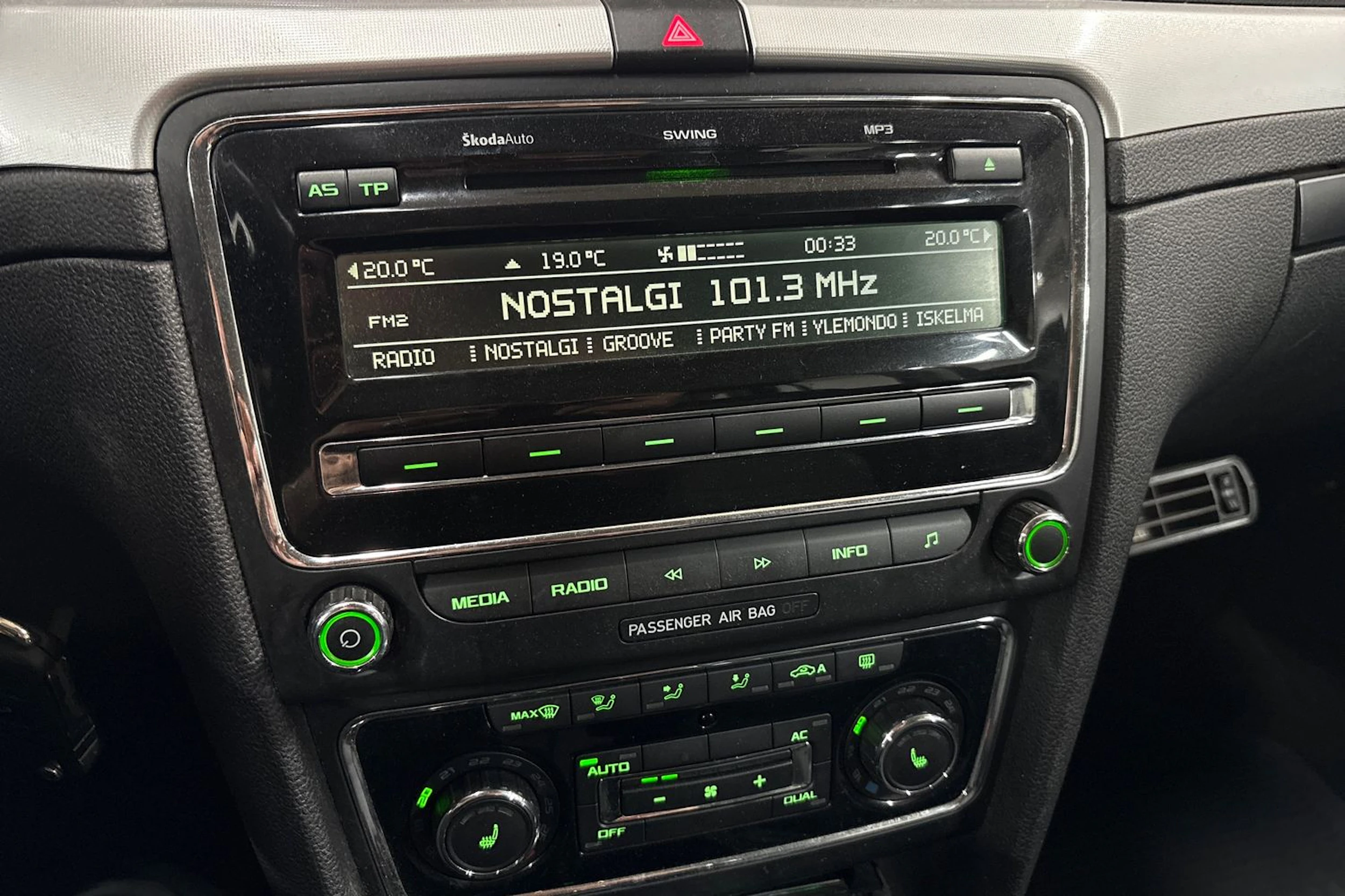 Musta Skoda Superb 2011 kuva 13.