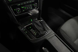 Musta Skoda Superb 2011 kuva 14.