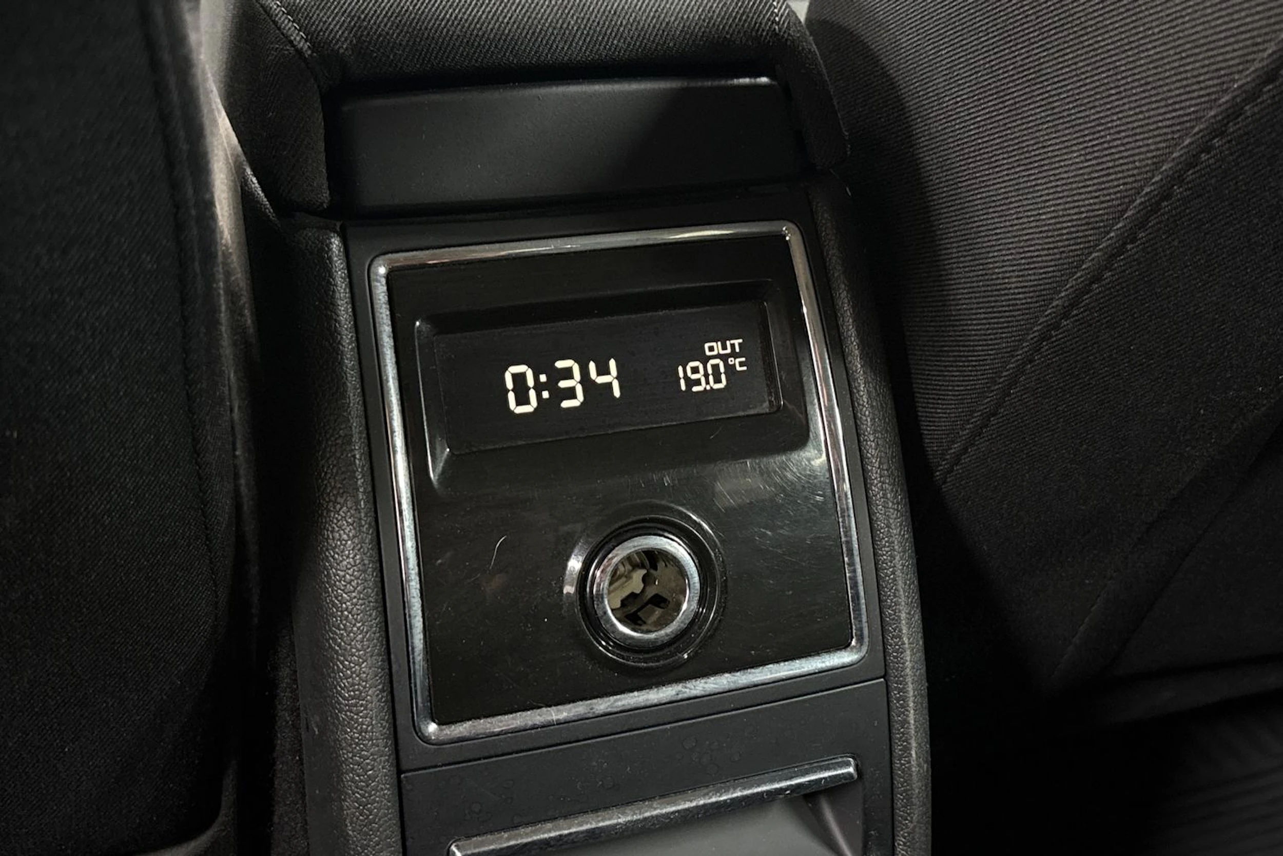 Musta Skoda Superb 2011 kuva 17.