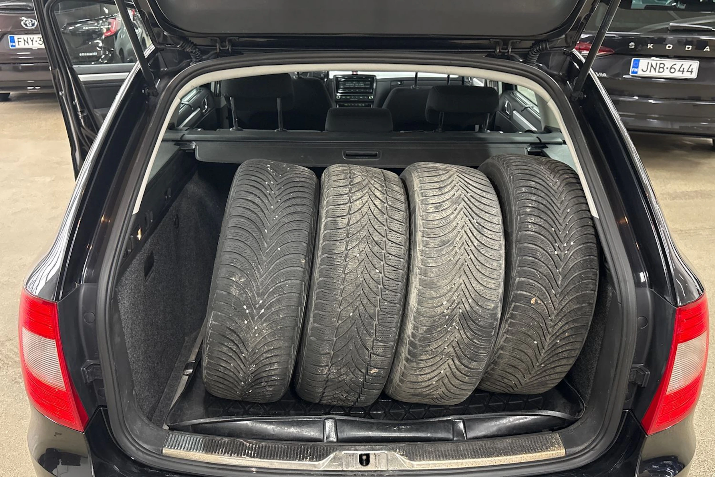 Musta Skoda Superb 2011 kuva 19.