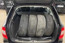 Musta Skoda Superb 2011 kuva 19.