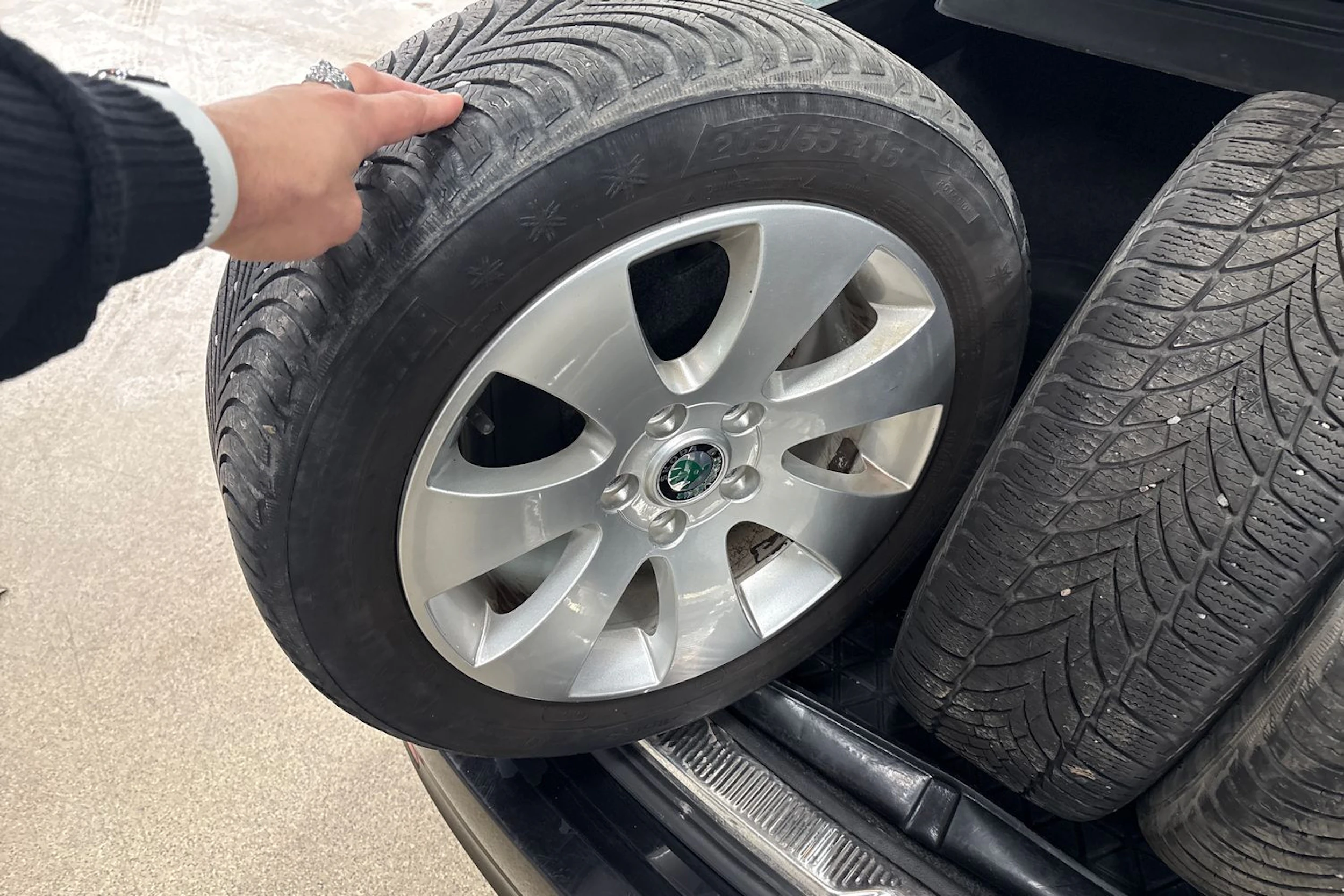 Musta Skoda Superb 2011 kuva 20.