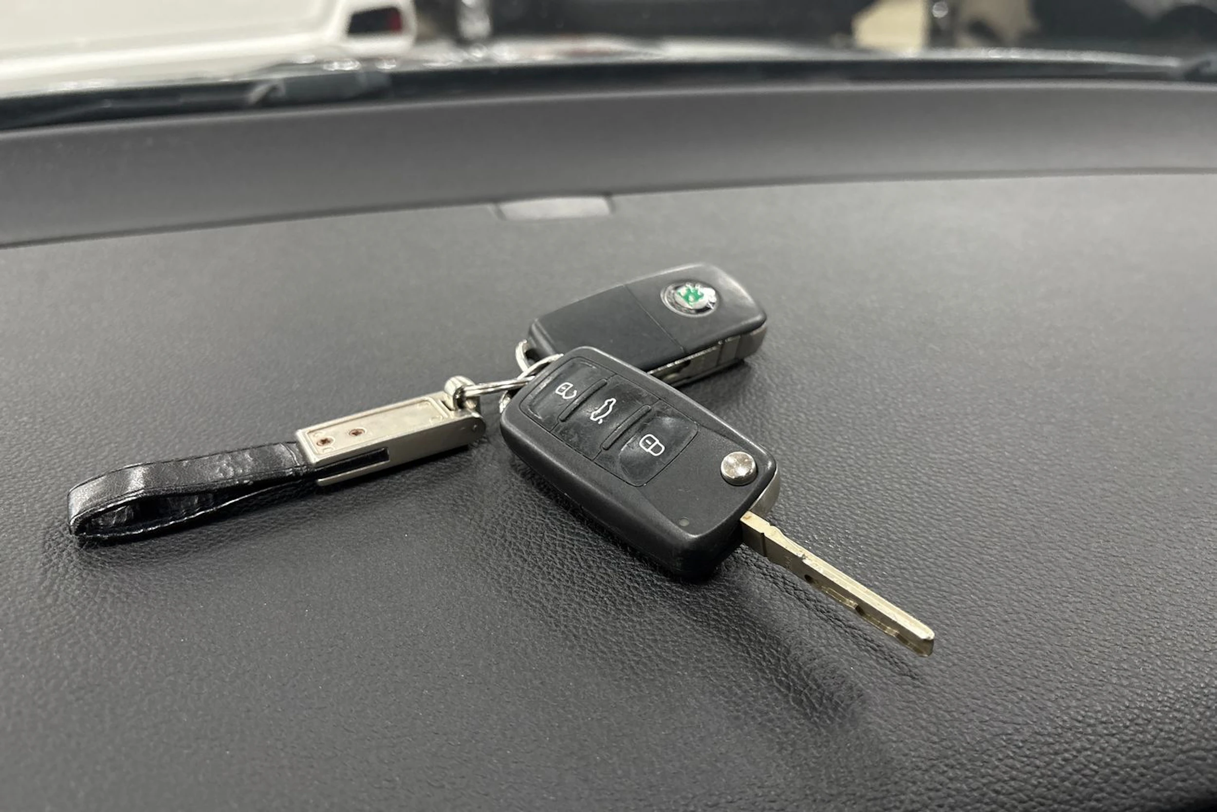 Musta Skoda Superb 2011 kuva 21.