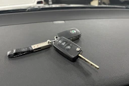 Musta Skoda Superb 2011 kuva 21.