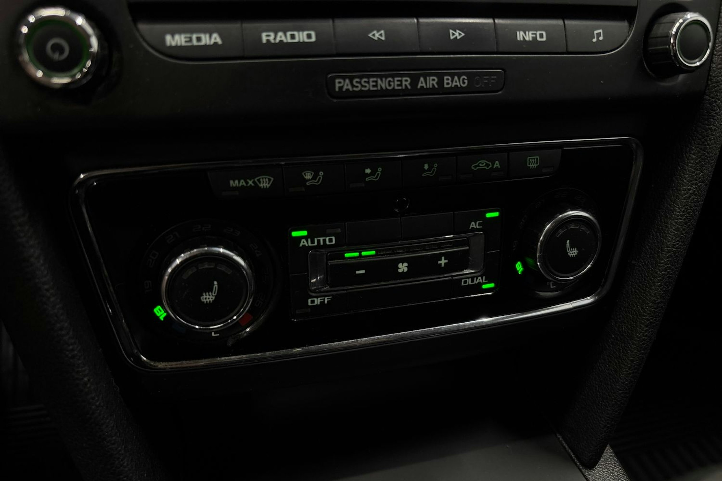 ruskea (beige) Skoda Superb 2010 kuva 25.