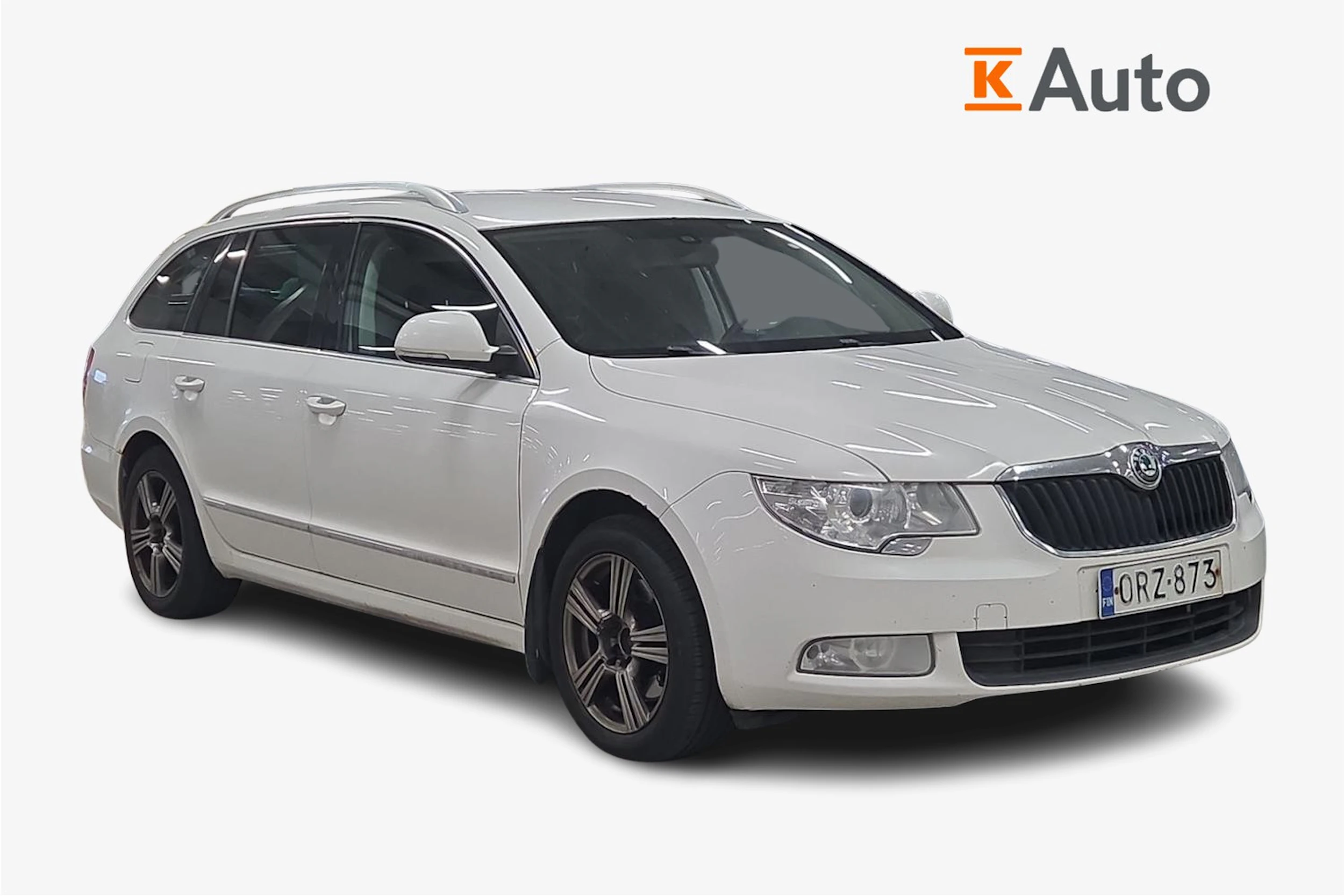 Valkoinen Skoda Superb 2010 kuva 1.