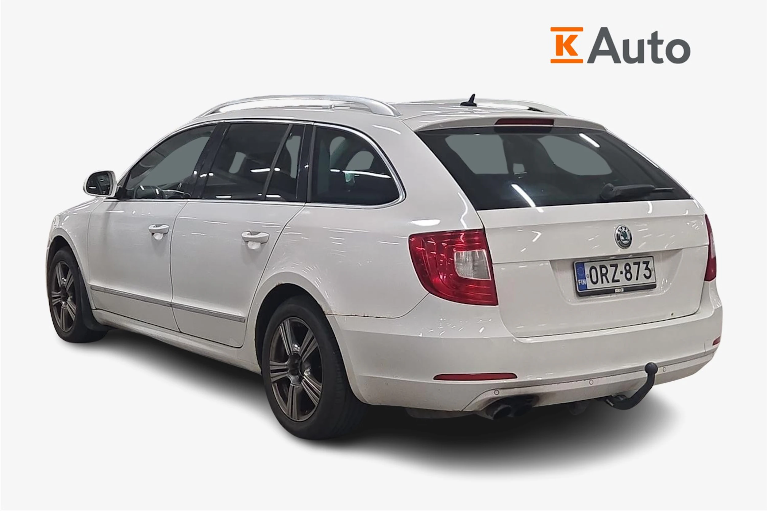 Valkoinen Skoda Superb 2010 kuva 2.
