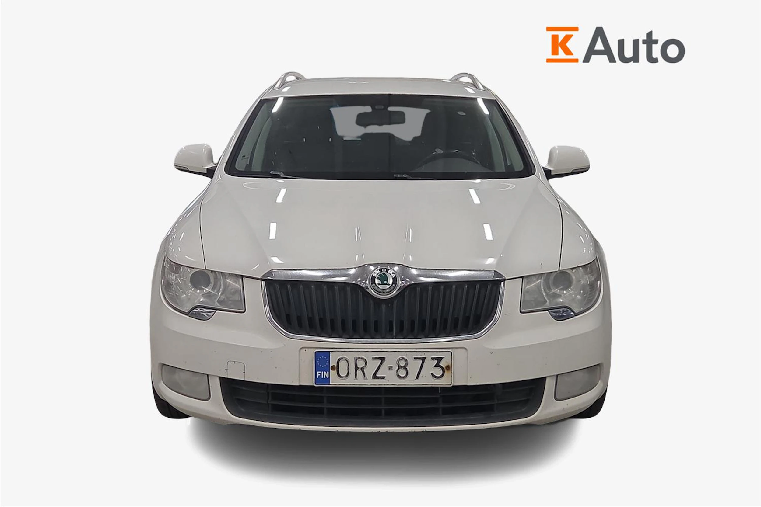 Valkoinen Skoda Superb 2010 kuva 4.