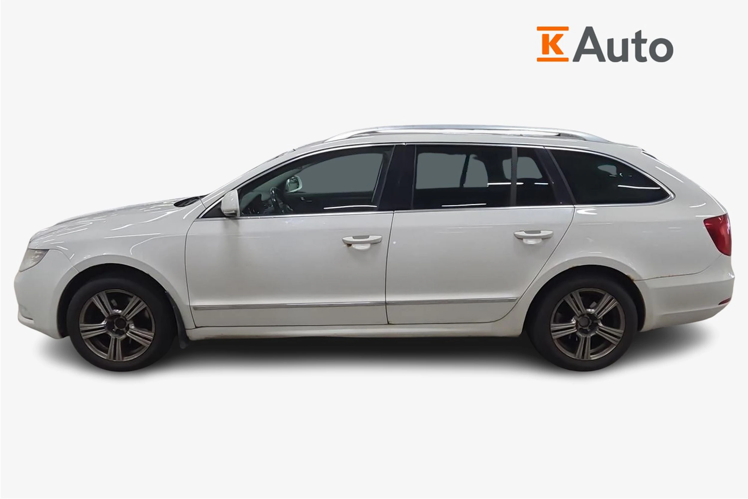 Valkoinen Skoda Superb 2010 kuva 5.