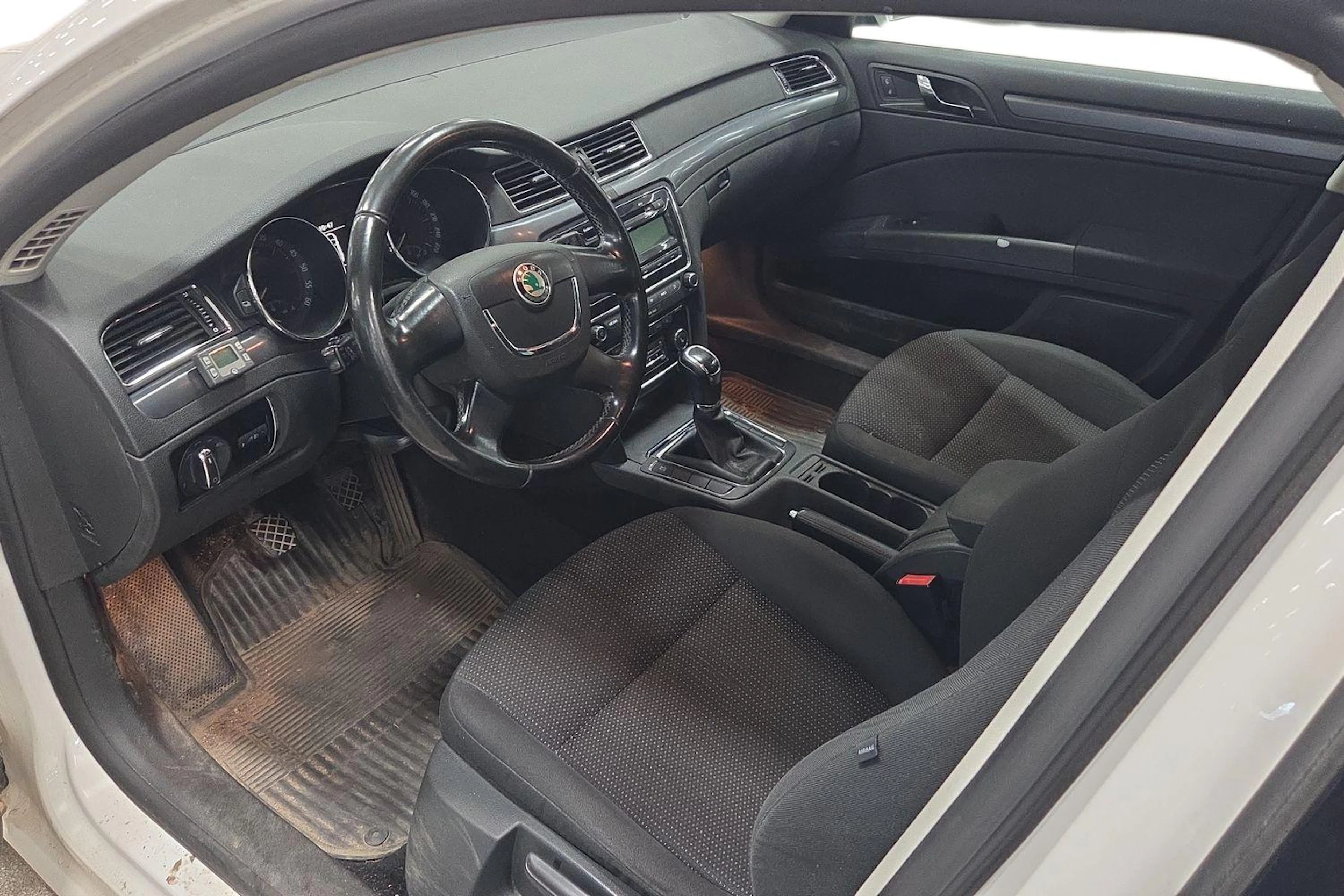 Valkoinen Skoda Superb 2010 kuva 6.