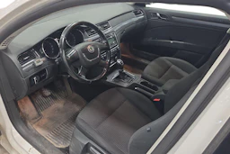 Valkoinen Skoda Superb 2010 kuva 6.