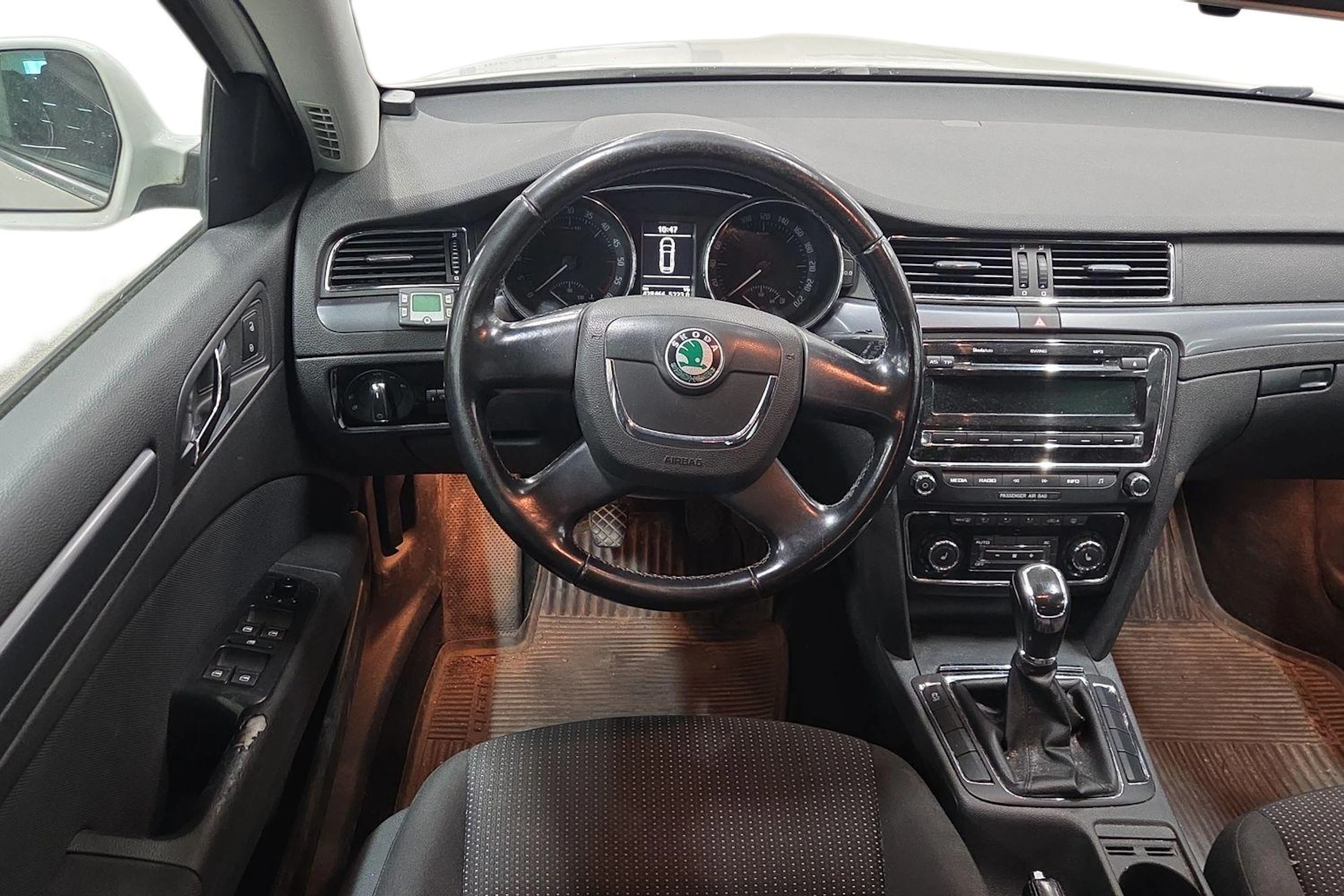 Valkoinen Skoda Superb 2010 kuva 7.