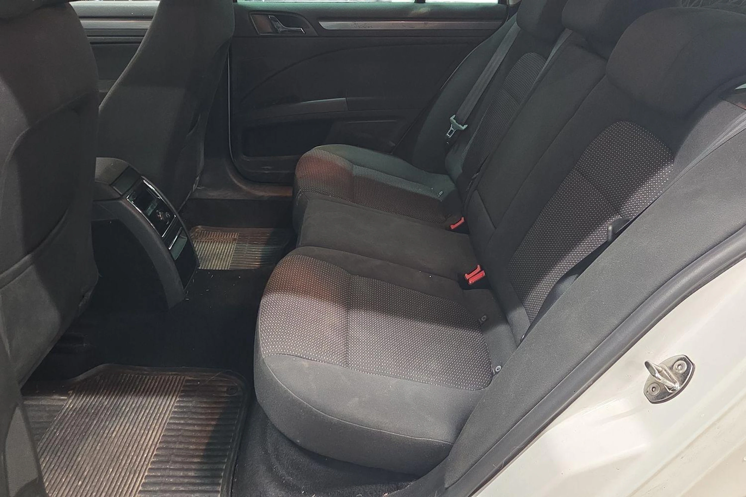 Valkoinen Skoda Superb 2010 kuva 8.