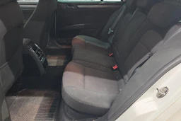 Valkoinen Skoda Superb 2010 kuva 8.