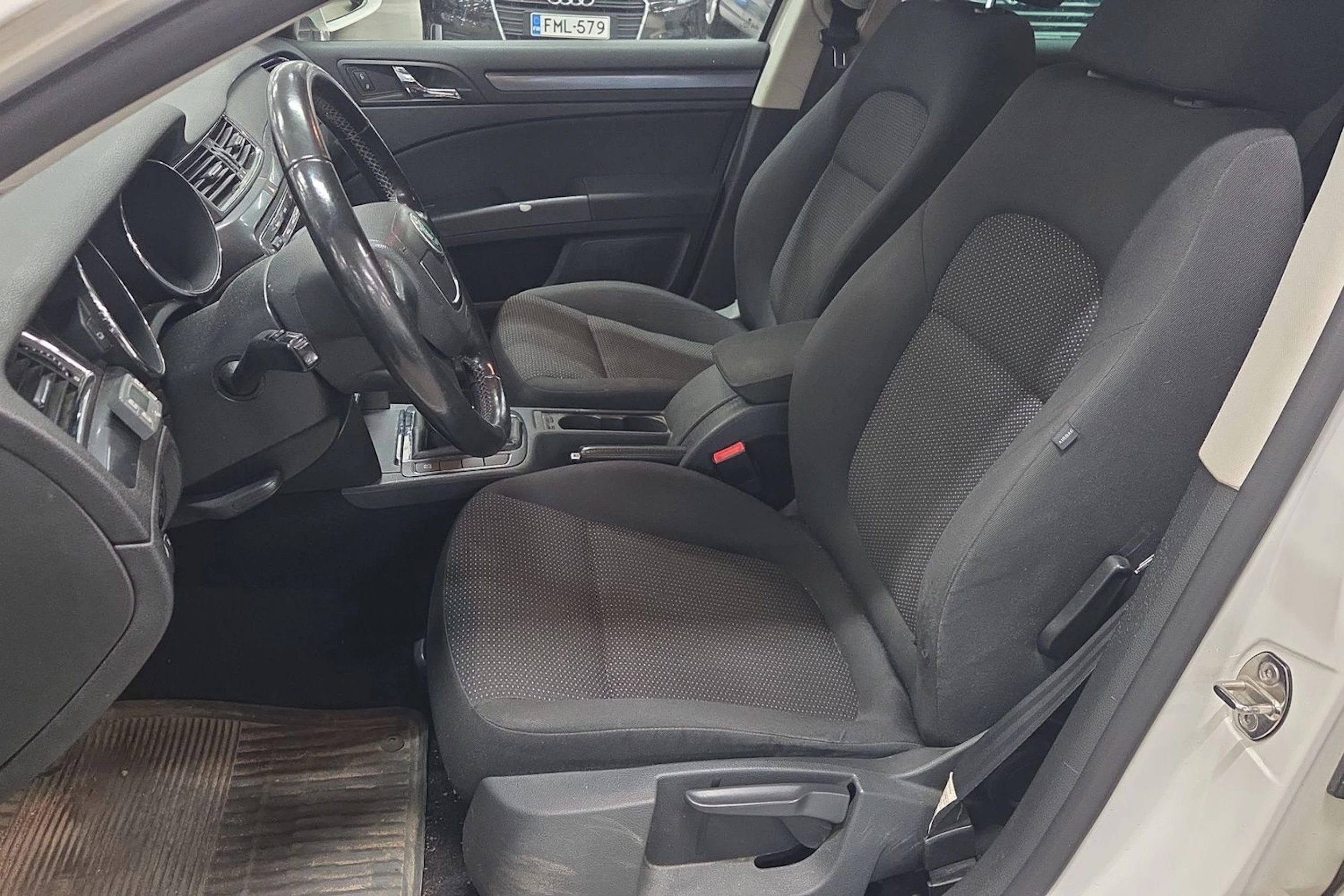Valkoinen Skoda Superb 2010 kuva 11.