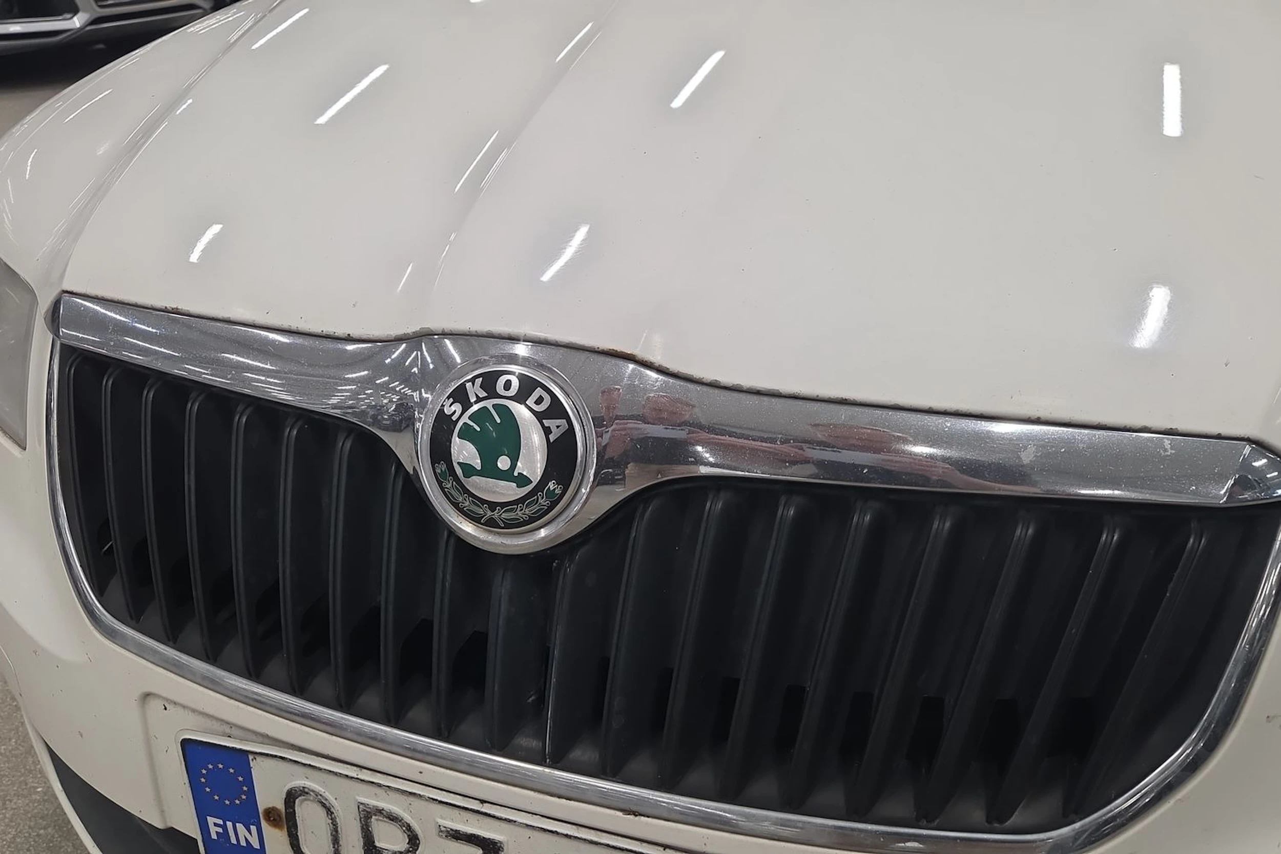 Valkoinen Skoda Superb 2010 kuva 26.