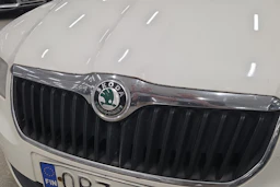 Valkoinen Skoda Superb 2010 kuva 26.