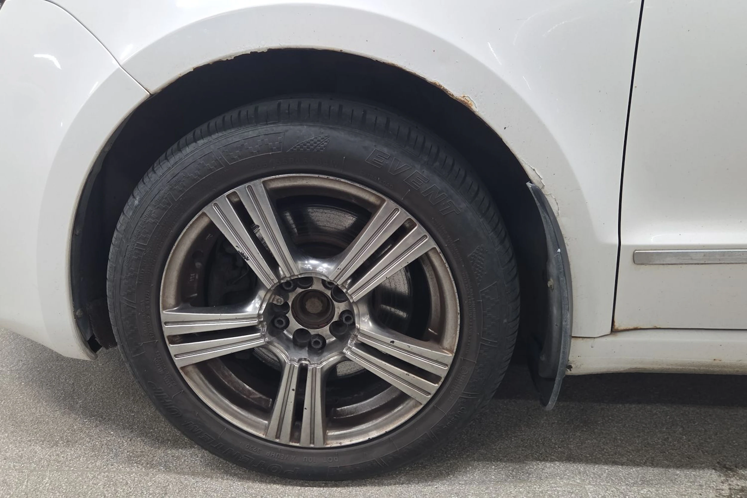Valkoinen Skoda Superb 2010 kuva 27.