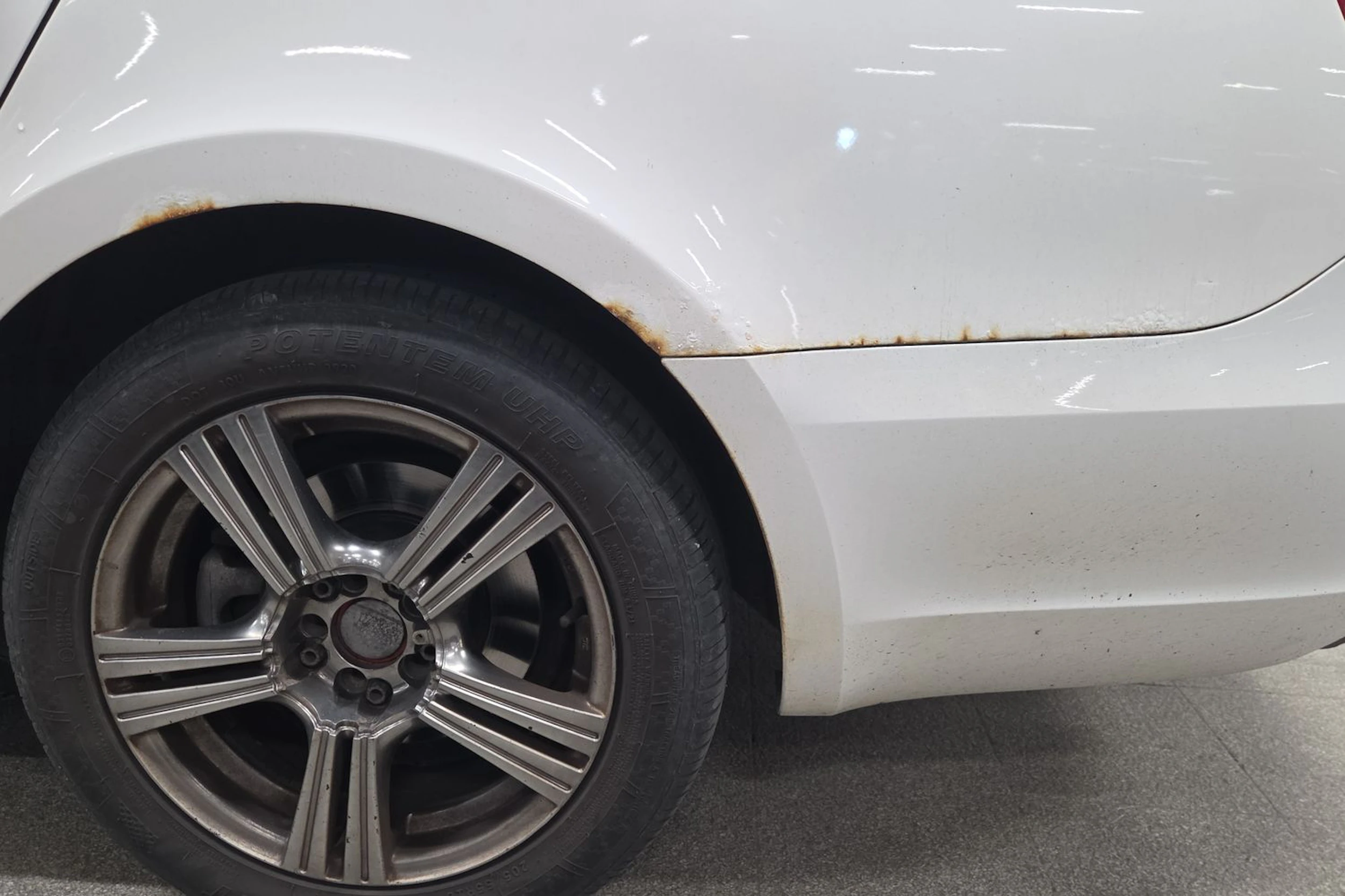 Valkoinen Skoda Superb 2010 kuva 29.