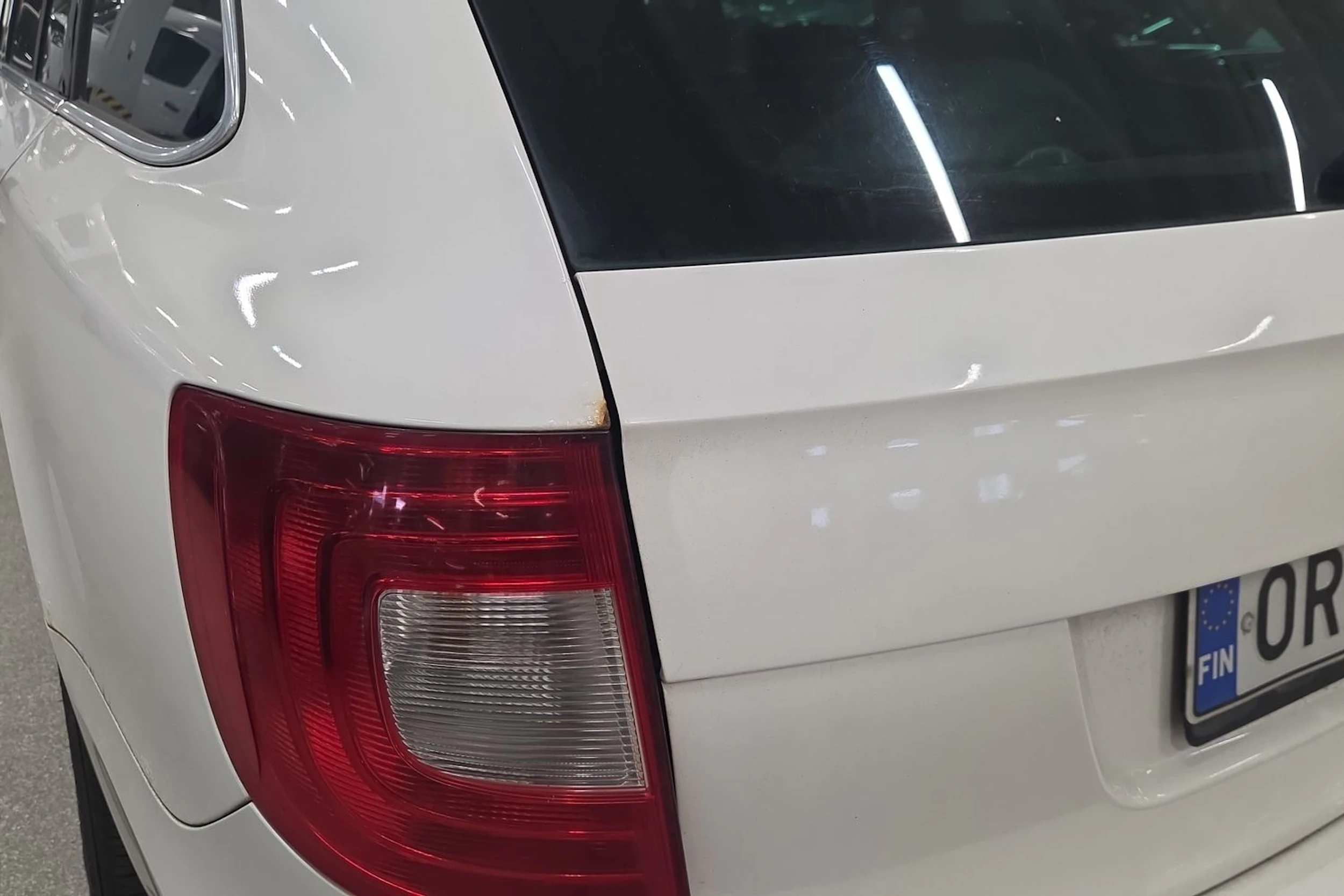 Valkoinen Skoda Superb 2010 kuva 30.