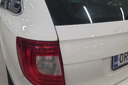 Valkoinen Skoda Superb 2010 kuva 30.