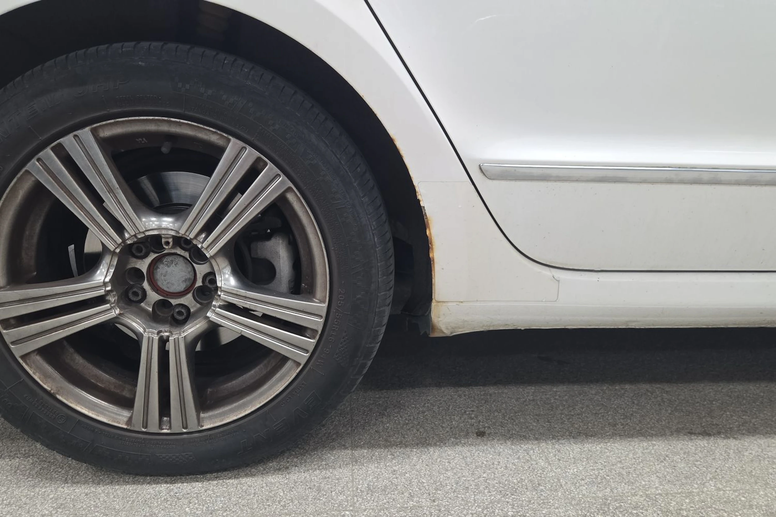 Valkoinen Skoda Superb 2010 kuva 33.