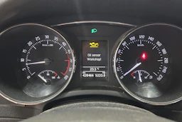 Valkoinen Skoda Superb 2010 kuva 35.