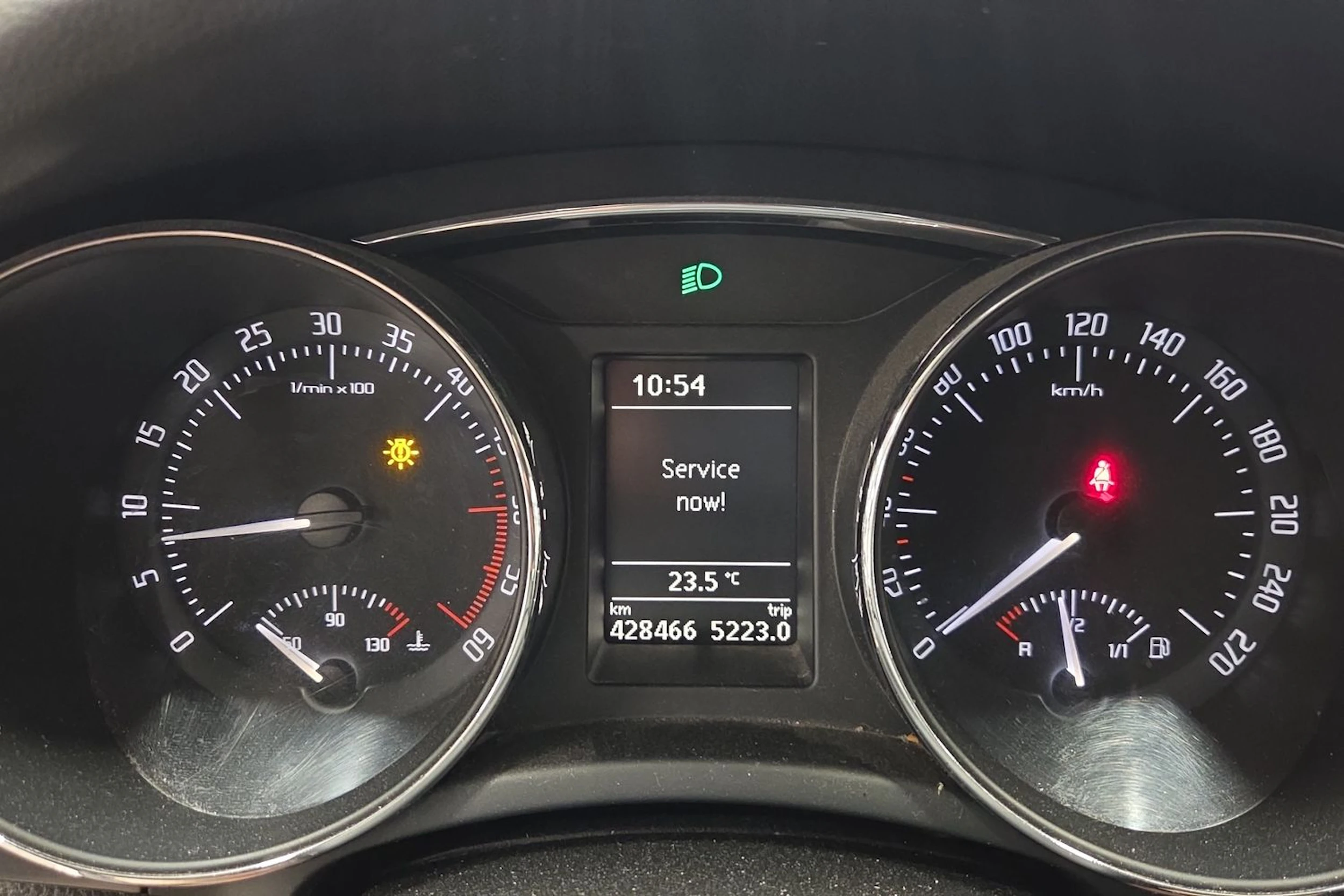 Valkoinen Skoda Superb 2010 kuva 36.