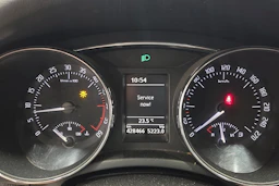 Valkoinen Skoda Superb 2010 kuva 36.