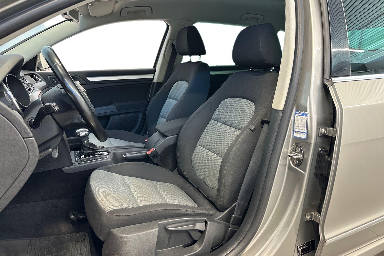 Skoda Superb 2011, kuva 7/27