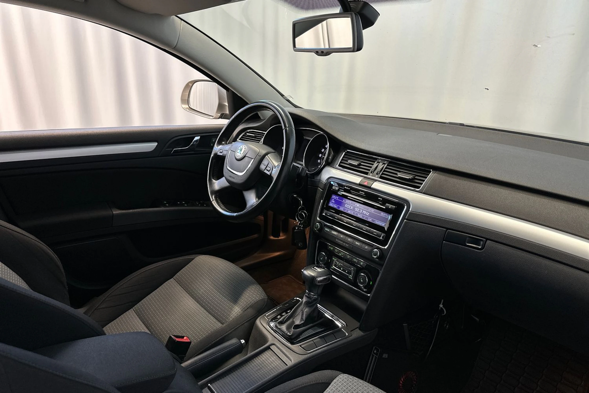 Ruskea (beige) Skoda Superb 2010 kuva 43.