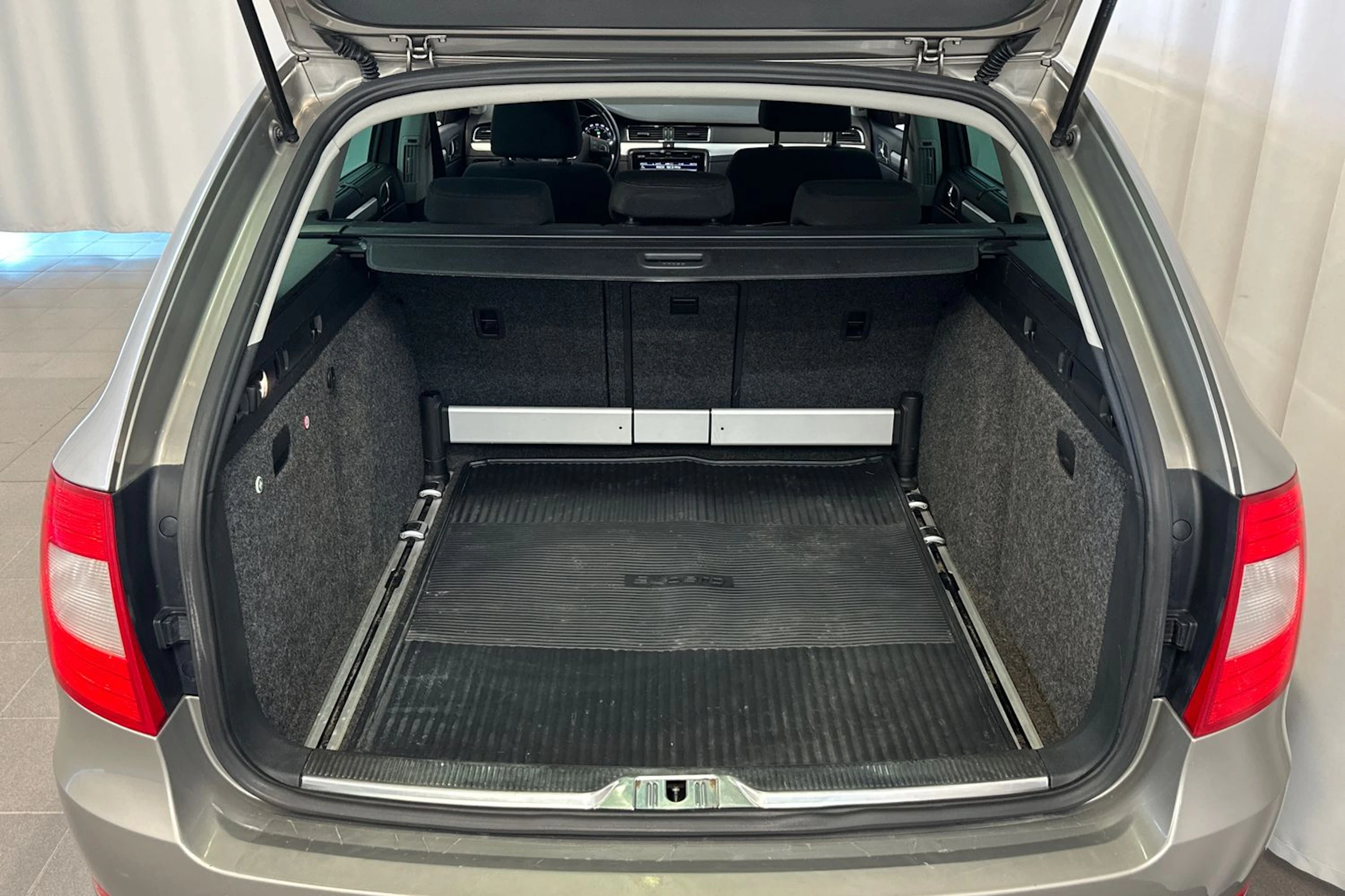 Ruskea (beige) Skoda Superb 2010 kuva 44.