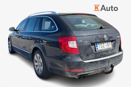 musta Skoda Superb 2011 kuva 2.