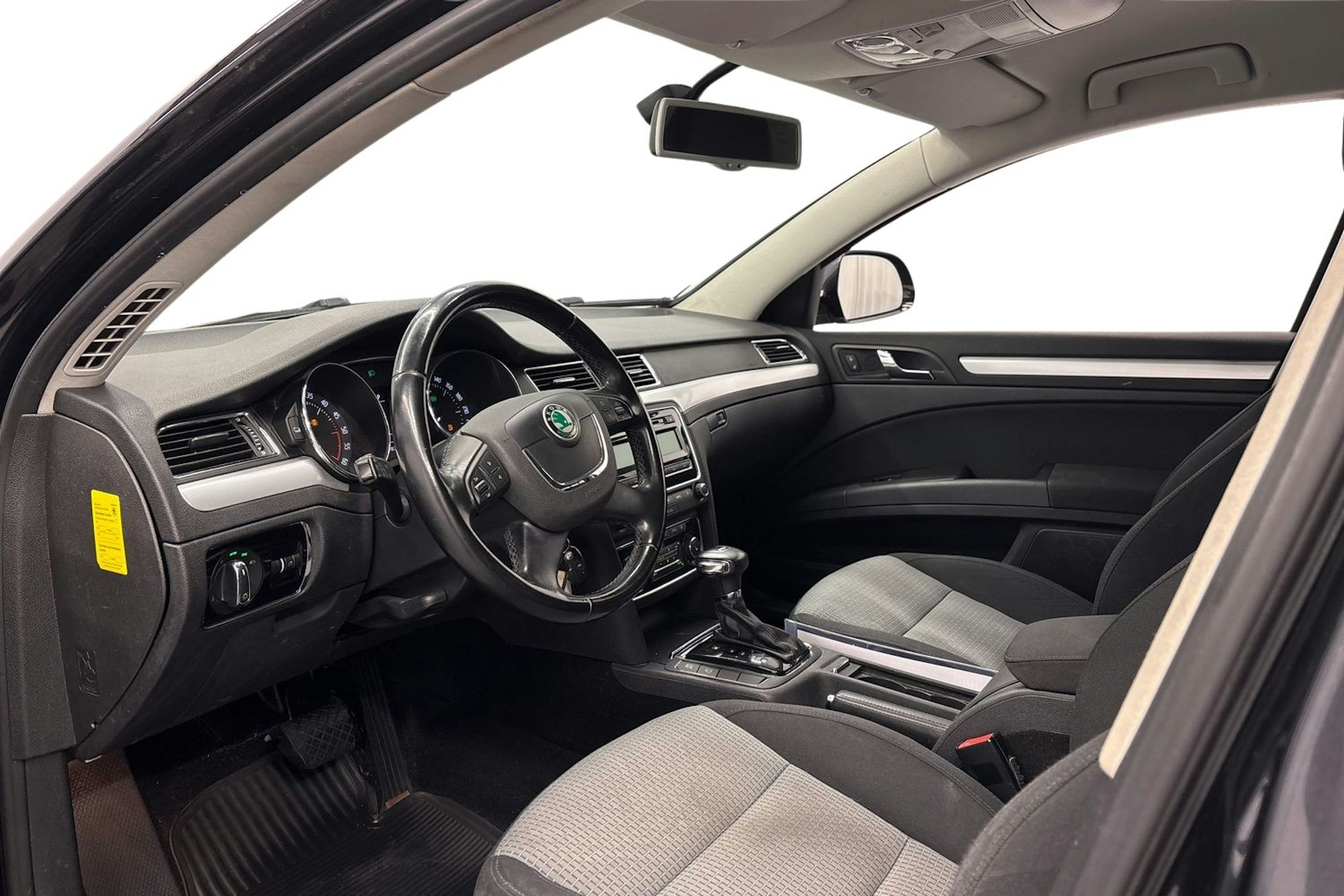 musta Skoda Superb 2011 kuva 7.